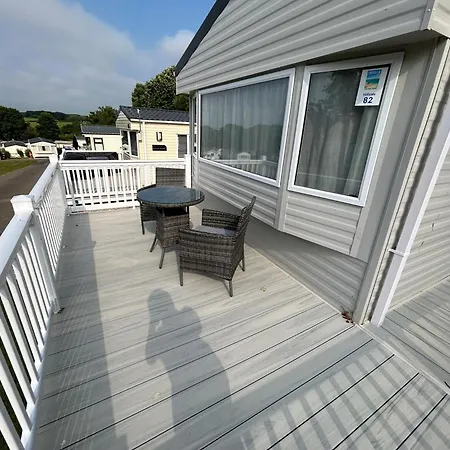 Caravansleeps4-beachfront-garden-patio * Newquay (Cornwall)