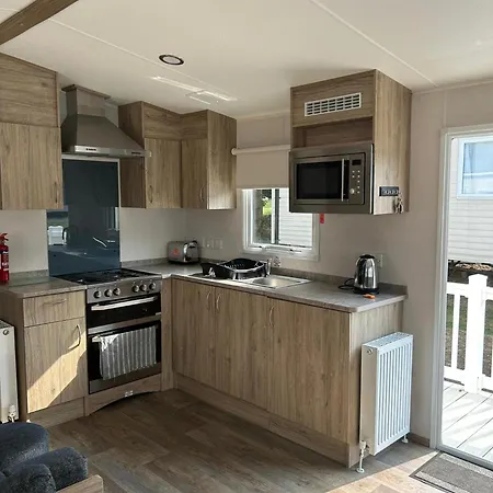 Caravansleeps4-beachfront-garden-patio Holiday home Newquay (Cornwall)